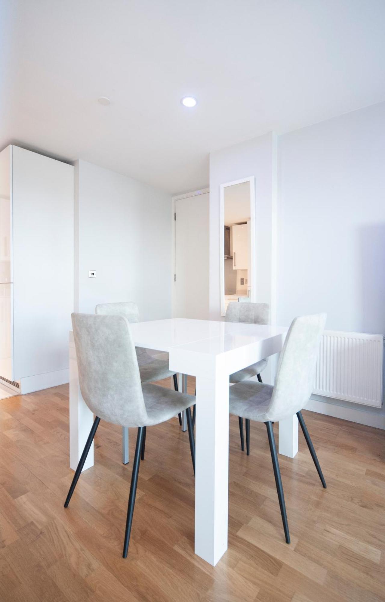 Top Floor Apt - 2 Bed/2 Bath + Private Balcony Londýn Exteriér fotografie